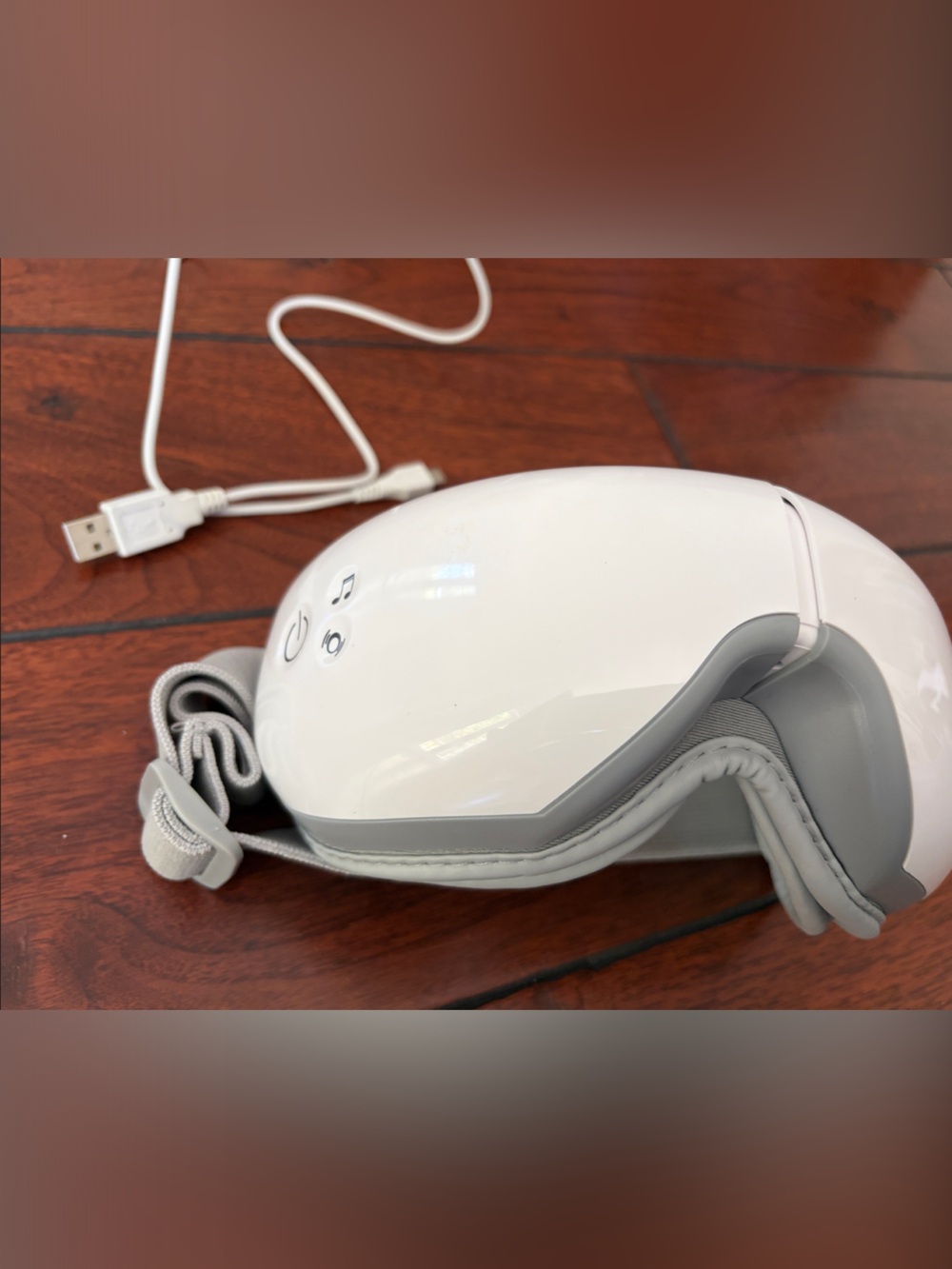 Renpho heated eye massager with music and charging cord